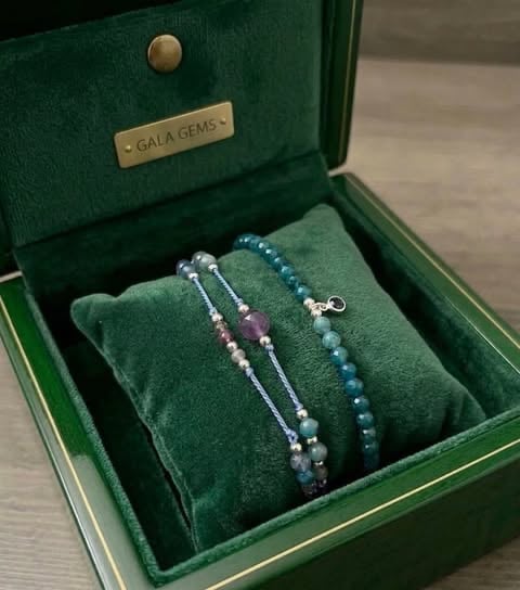 Trzy bransoletki z paciorków w pudle Gala Gems