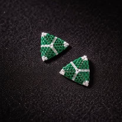 Trójkątne kolczyki z szmaragdami i diamentami