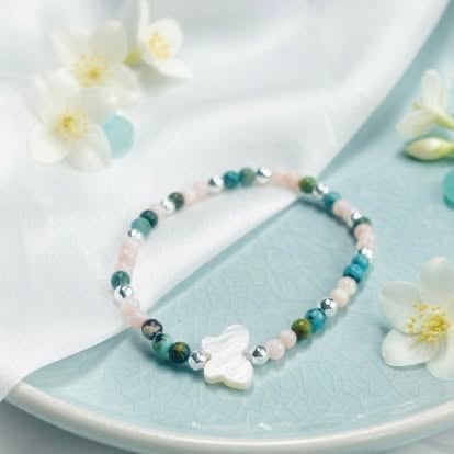 Bransoletka z zielonymi kamieniami i motylem